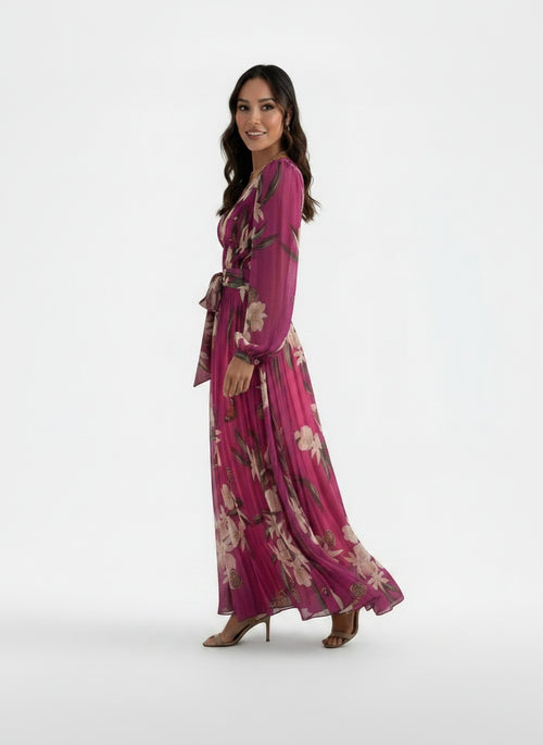 Side profile of the model wearing Vestido Maxi Floral Mujer Escote V