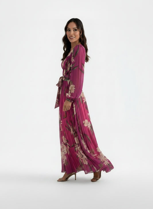 Side profile of the model wearing Vestido Maxi Floral Mujer Escote V