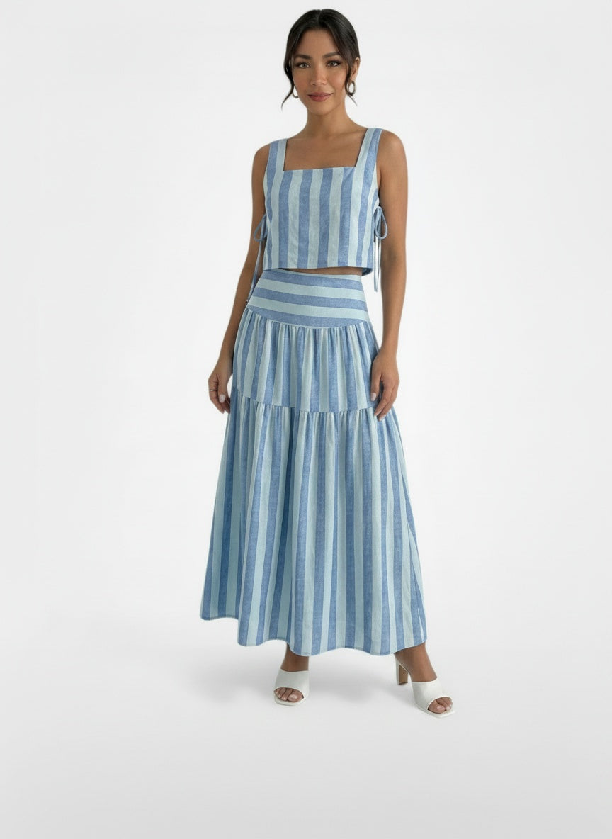 Full body view of the model wearing Vestido Rayas Azul Maxi Dos Piezas