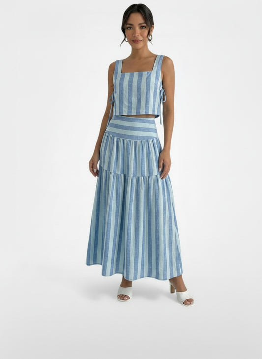 Full body view of the model wearing Vestido Rayas Azul Maxi Dos Piezas