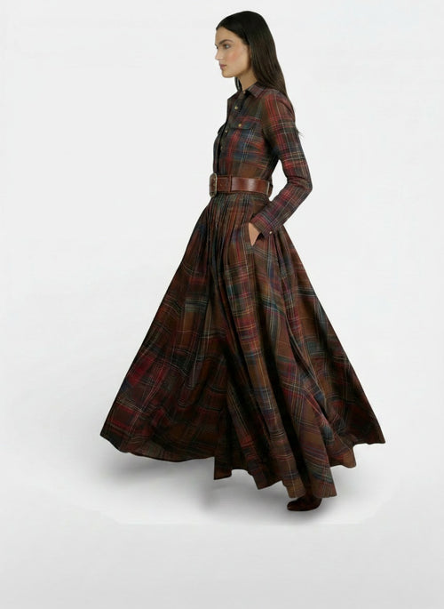 Side profile of the model wearing Vestido retro de mujer - Manga larga y cinturón