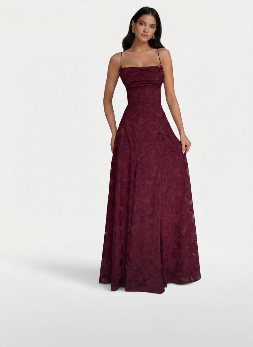 Full body view of the model wearing Vestido Mujer Ajustado Sin Espalda con Lazos