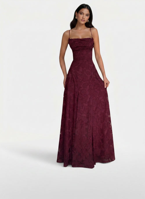 Full body view of the model wearing Vestido Mujer Ajustado Sin Espalda con Lazos