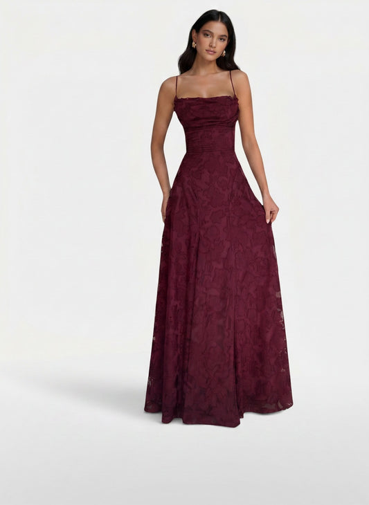 Full body view of the model wearing Vestido Mujer Ajustado Sin Espalda con Lazos