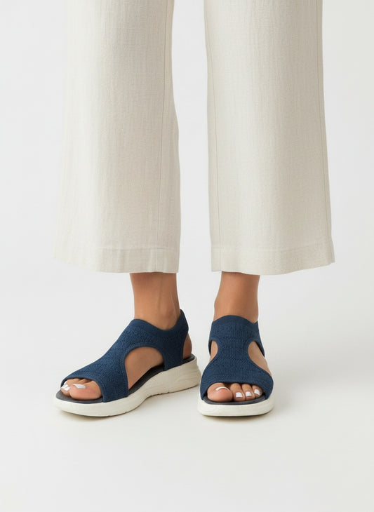 Close-up lower legs and shoes of the model wearing Sandalias Ortopédicas Mujer Fascitis Plantar