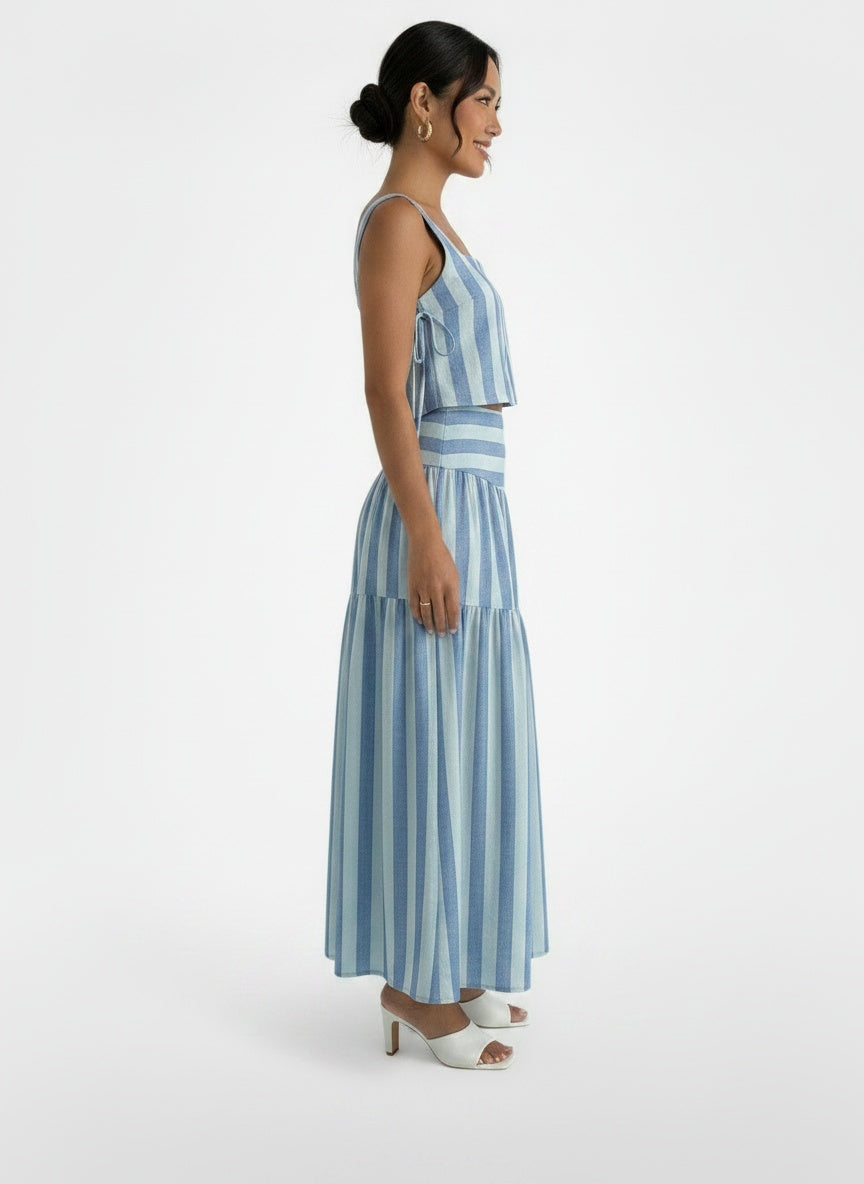 Side profile of the model wearing Vestido Rayas Azul Maxi Dos Piezas