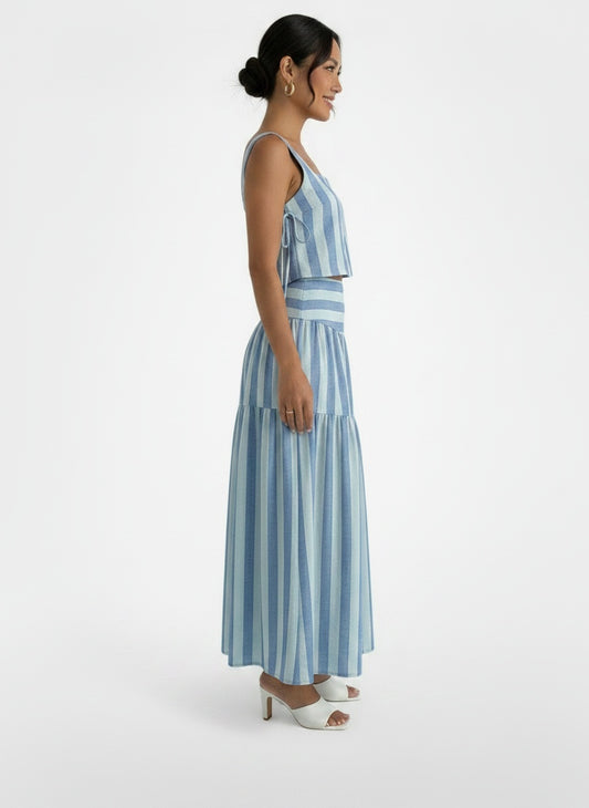 Side profile of the model wearing Vestido Rayas Azul Maxi Dos Piezas