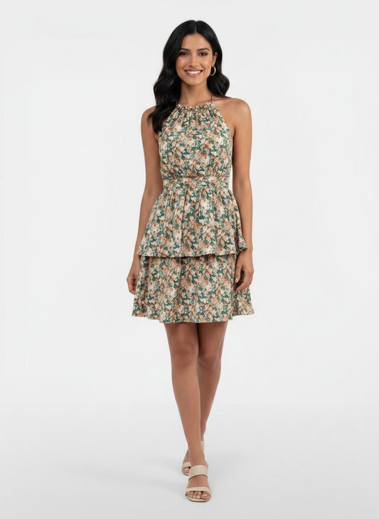 Full body view of the model wearing Vestido Corto Boho Floral Halter