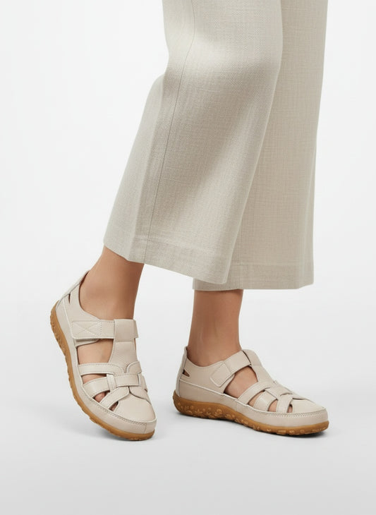 Close-up lower legs and shoes of the model wearing Sandalias Ortopédicas Mujer Velcro
