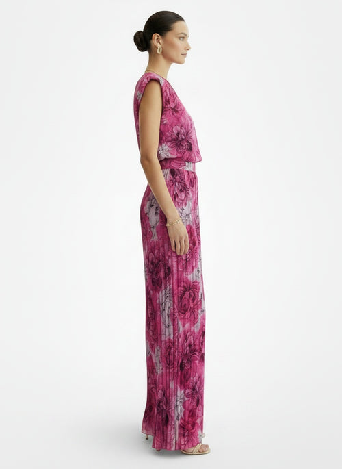 Side profile of the model wearing Conjunto Mujer sin Mangas con Pantalón Wide Leg