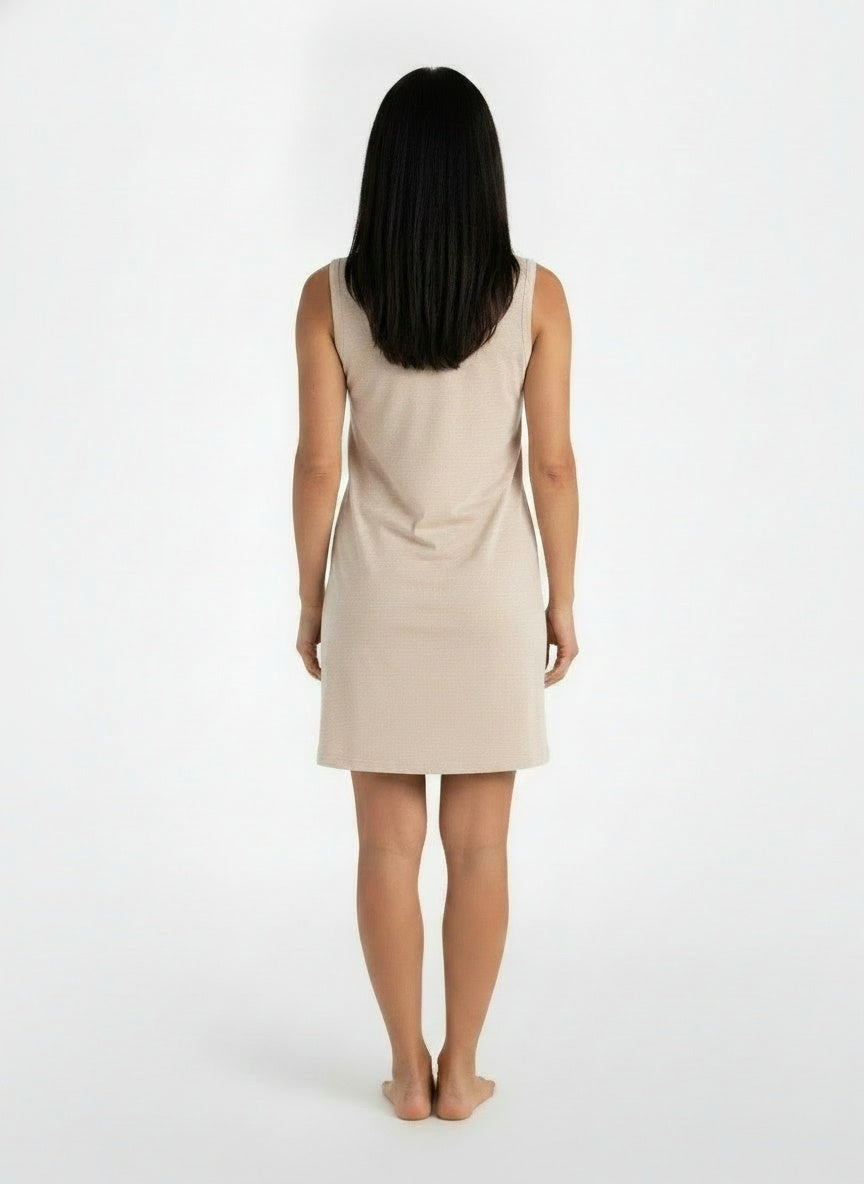 Back pose of the model wearing Top Mujer Sin Mangas Verano