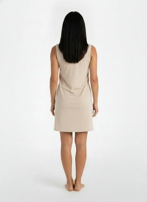 Back pose of the model wearing Top Mujer Sin Mangas Verano
