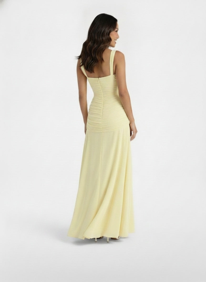 Back pose of the model wearing Vestido Largo Invitada Elegante