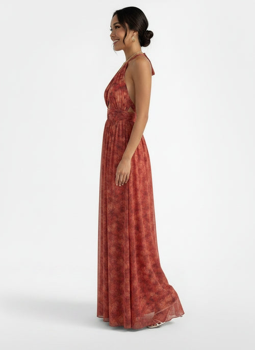 Side profile of the model wearing Vestido Largo Halter Rojo Floral