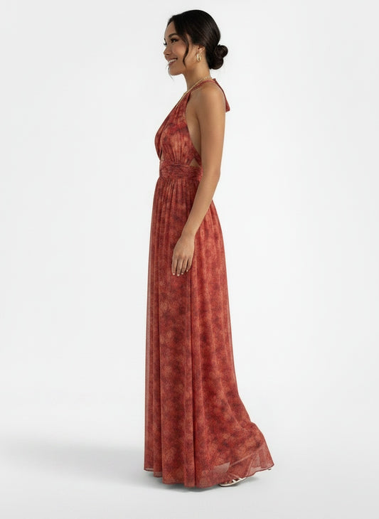 Side profile of the model wearing Vestido Largo Halter Rojo Floral