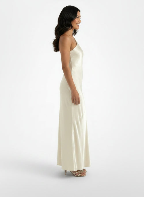 Side profile of the model wearing Vestido Largo Encaje Espalda Abierta
