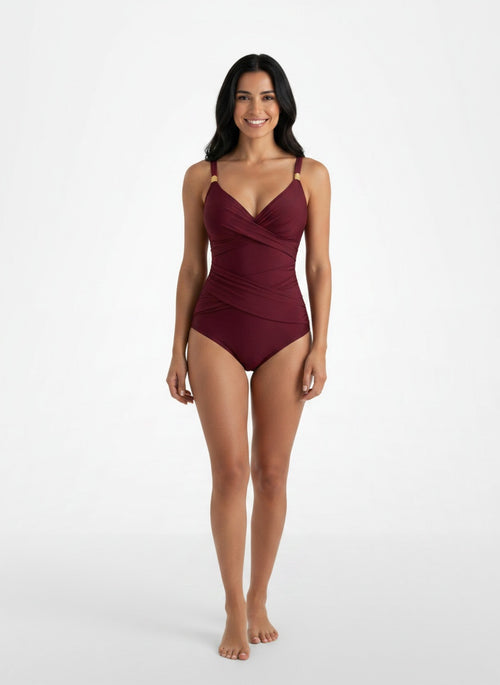 Full body view of the model wearing Bañador Deportivo Mujer Slim Fit