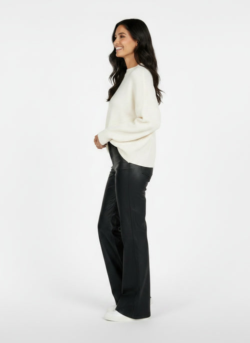 Side profile of the model wearing Pantalones Polipiel Mujer Rectos - Cintura Alta Casual