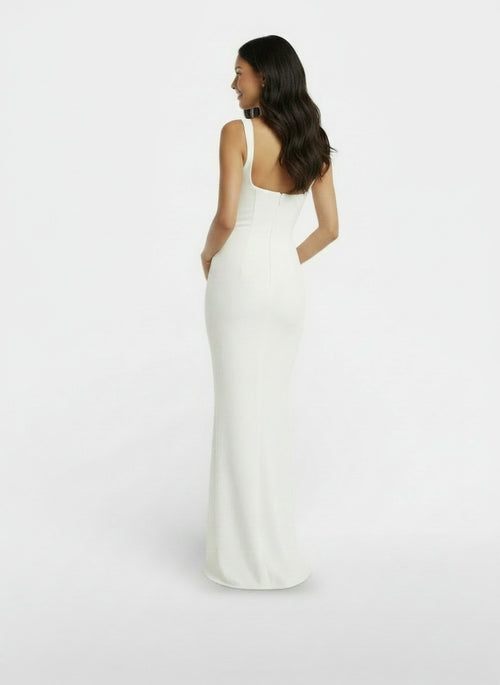 Back pose of the model wearing Vestido Ajustado Espalda Descubierta