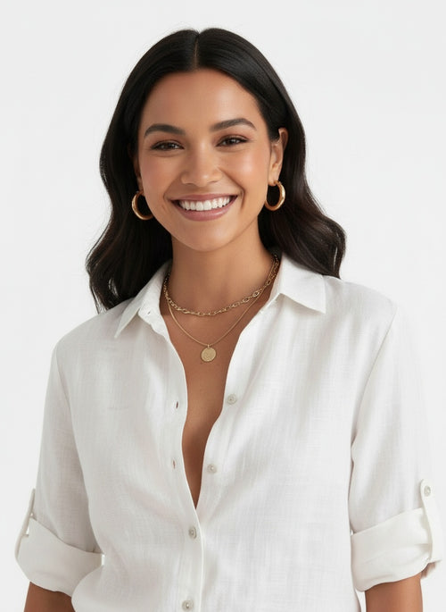 Close-up of the model wearing Conjunto Mujer Camisa Lino Algodón Manga Media