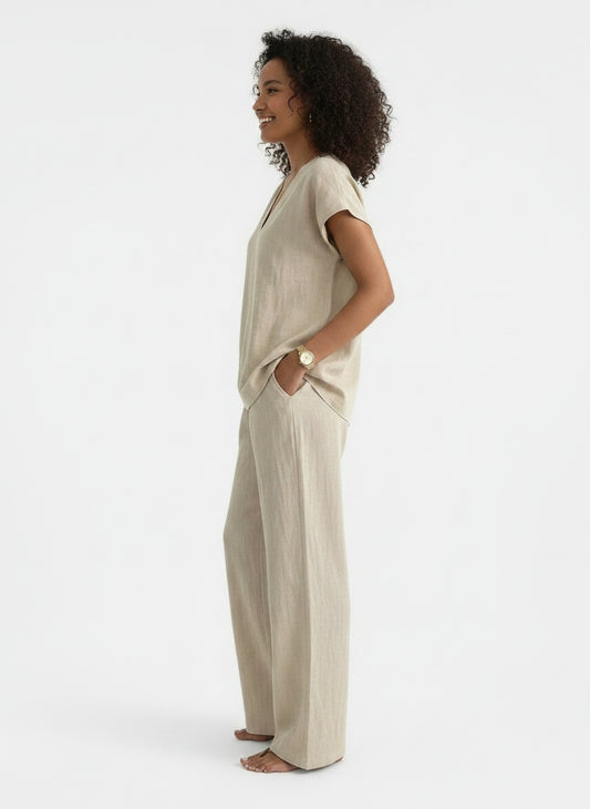 Side profile of the model wearing Conjunto Lino Verano Pantalón Mujer