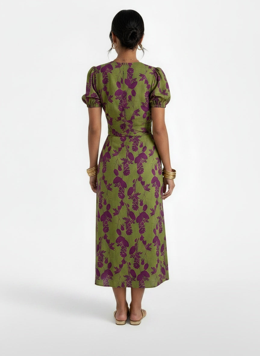 Back pose of the model wearing Vestido Largo Verano Mujer Floral Cuello V