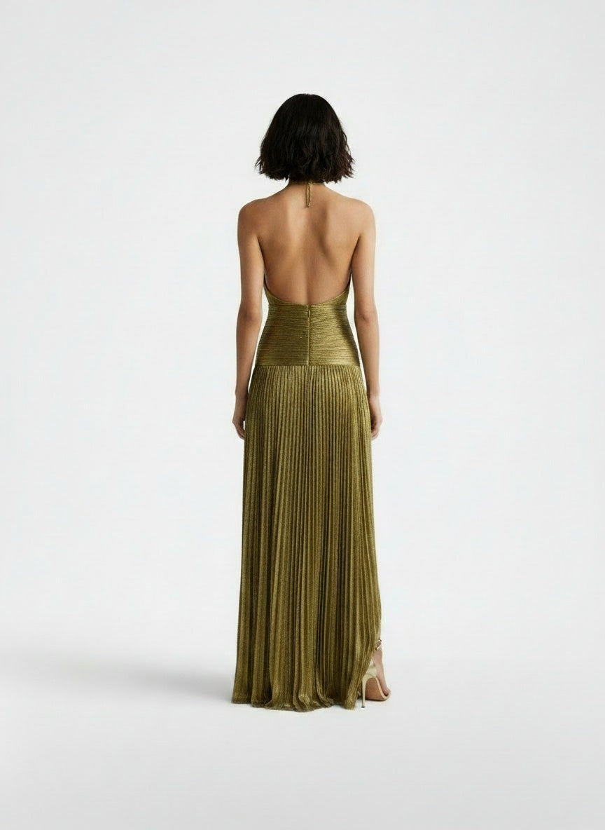 Back pose of the model wearing Vestido Halter Plisado con Abertura