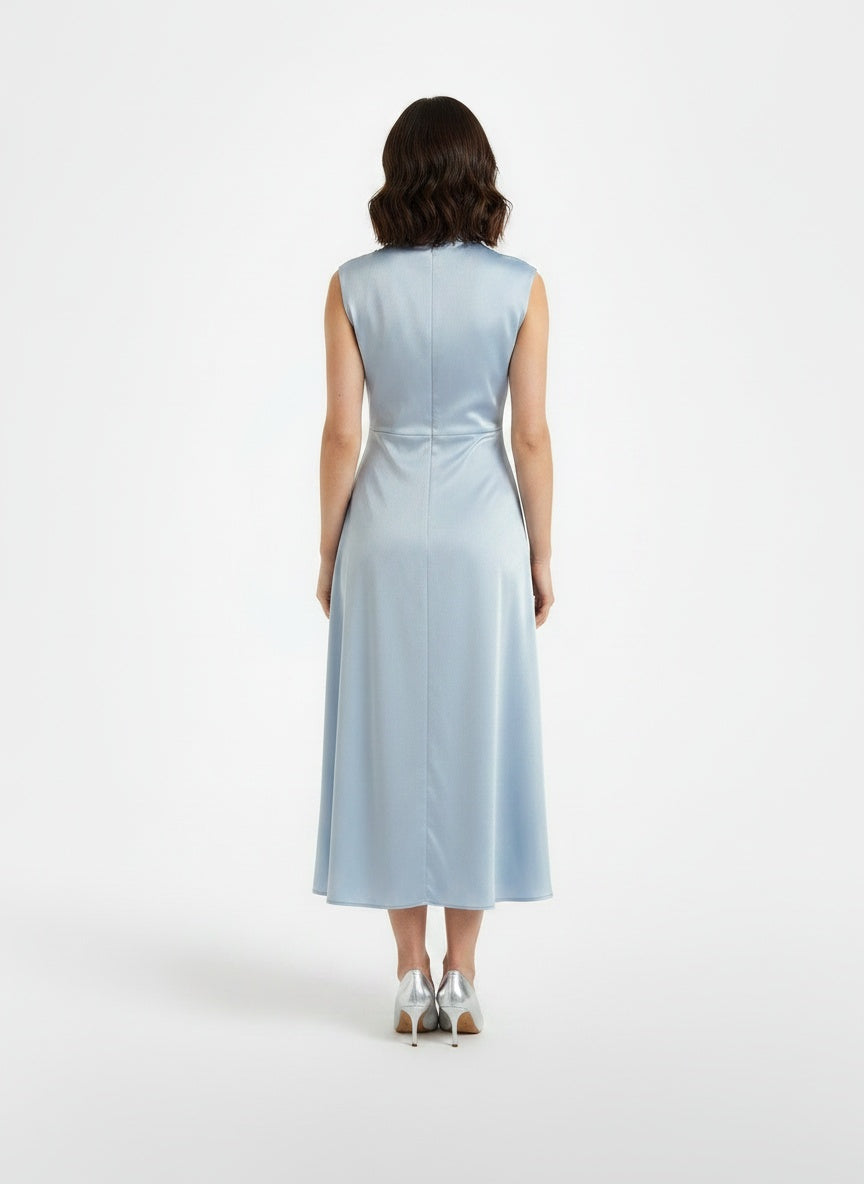 Back pose of the model wearing Vestido Midi Elegante Cuello Alto Mujer