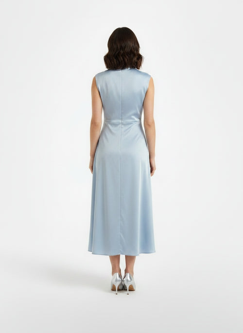 Back pose of the model wearing Vestido Midi Elegante Cuello Alto Mujer
