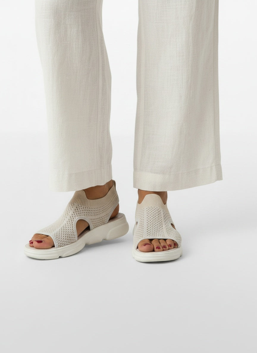 Close-up lower legs and shoes of the model wearing Sandalias Ortopédicas Mujer Transpirables