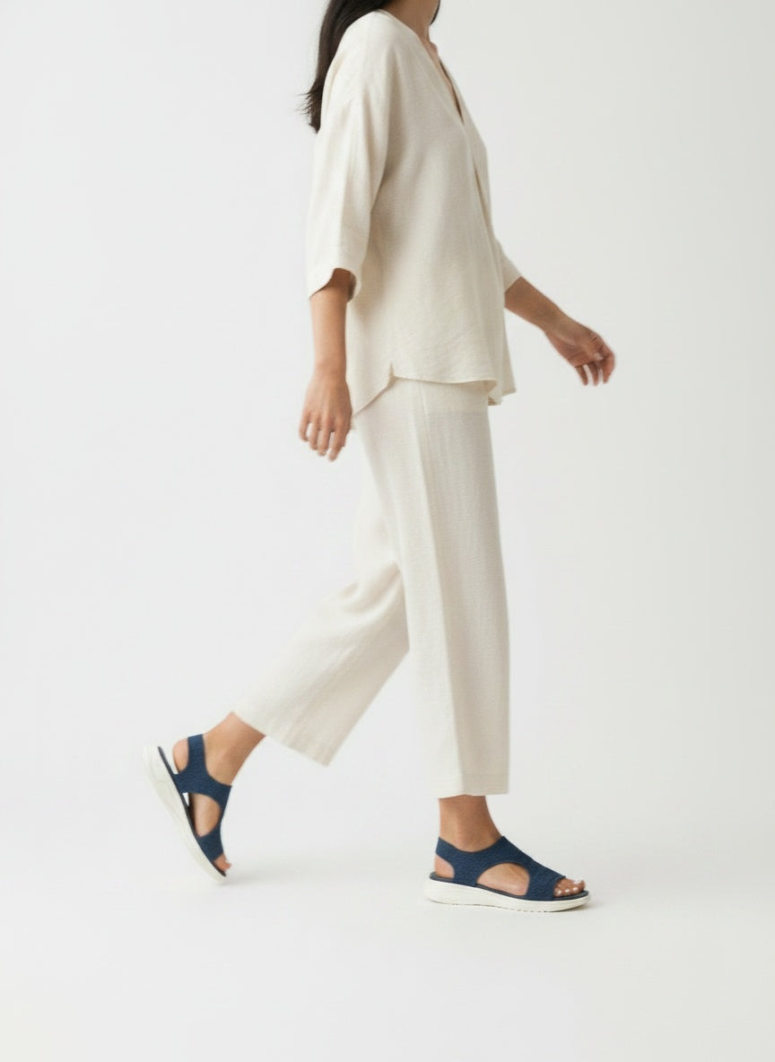 Walking motion of the model wearing Sandalias Ortopédicas Mujer Fascitis Plantar