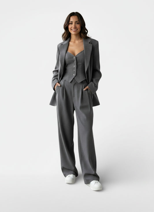 Full body view of the model wearing Conjunto Mujer 3 Piezas Primavera