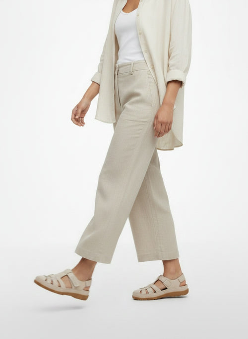 Walking motion of the model wearing Sandalias Ortopédicas Mujer Velcro