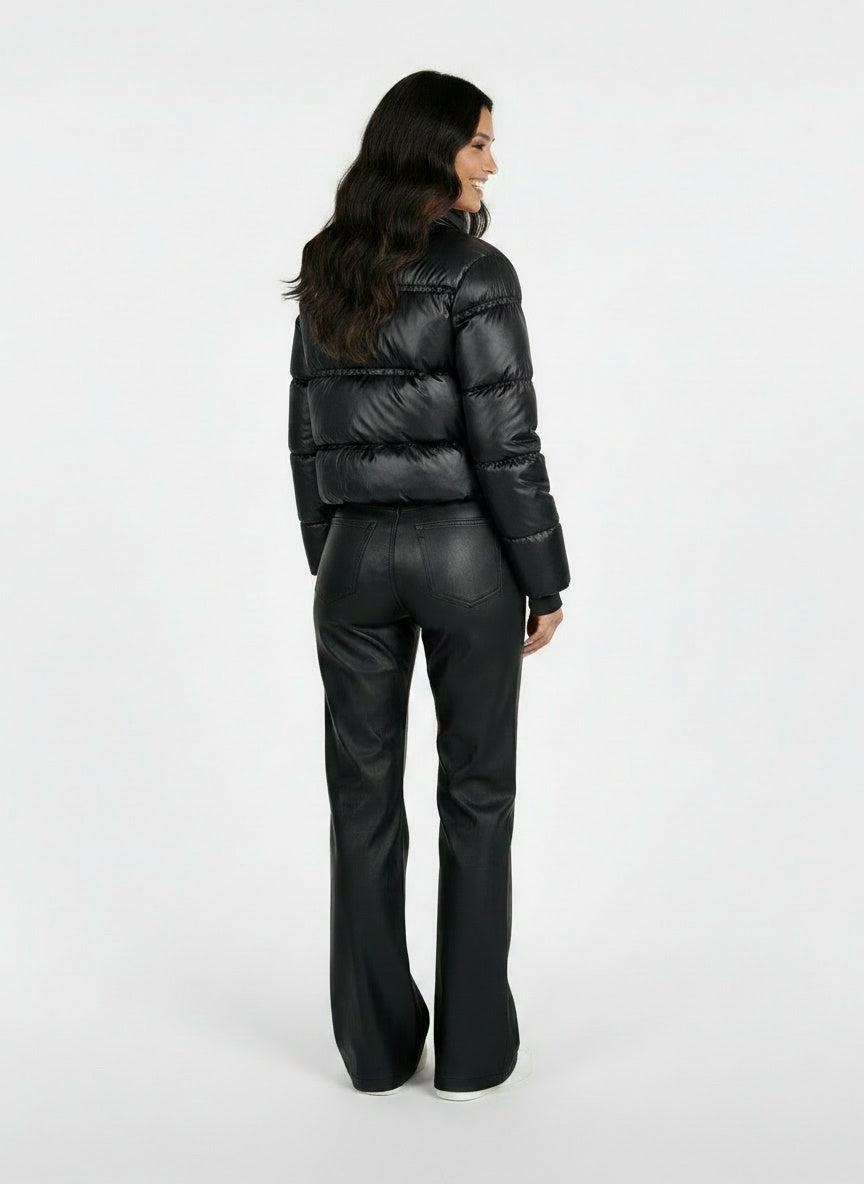Back pose of the model wearing Pantalones Polipiel Mujer Rectos - Cintura Alta Casual