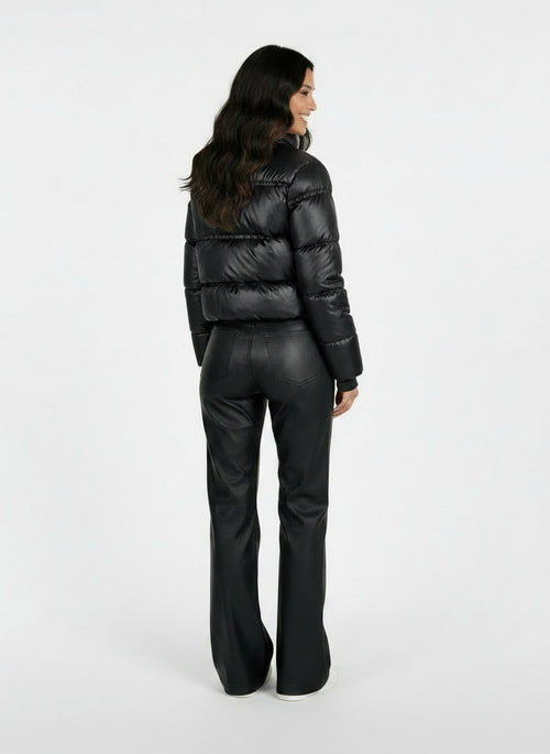 Back pose of the model wearing Pantalones Polipiel Mujer Rectos - Cintura Alta Casual
