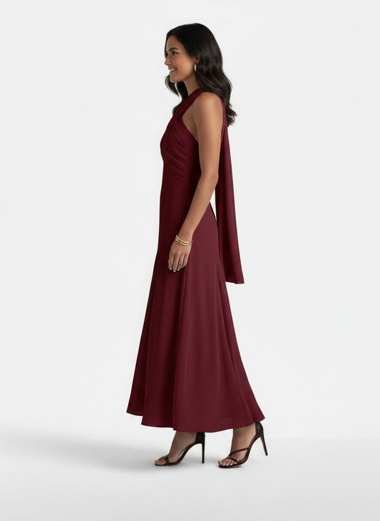 Side profile of the model wearing Vestido Largo Invitada Boda