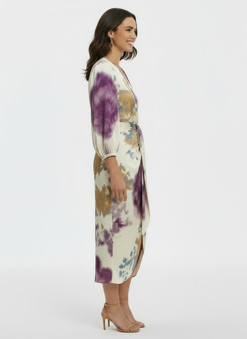 Side profile of the model wearing Vestido Midi Dos Piezas Mujer