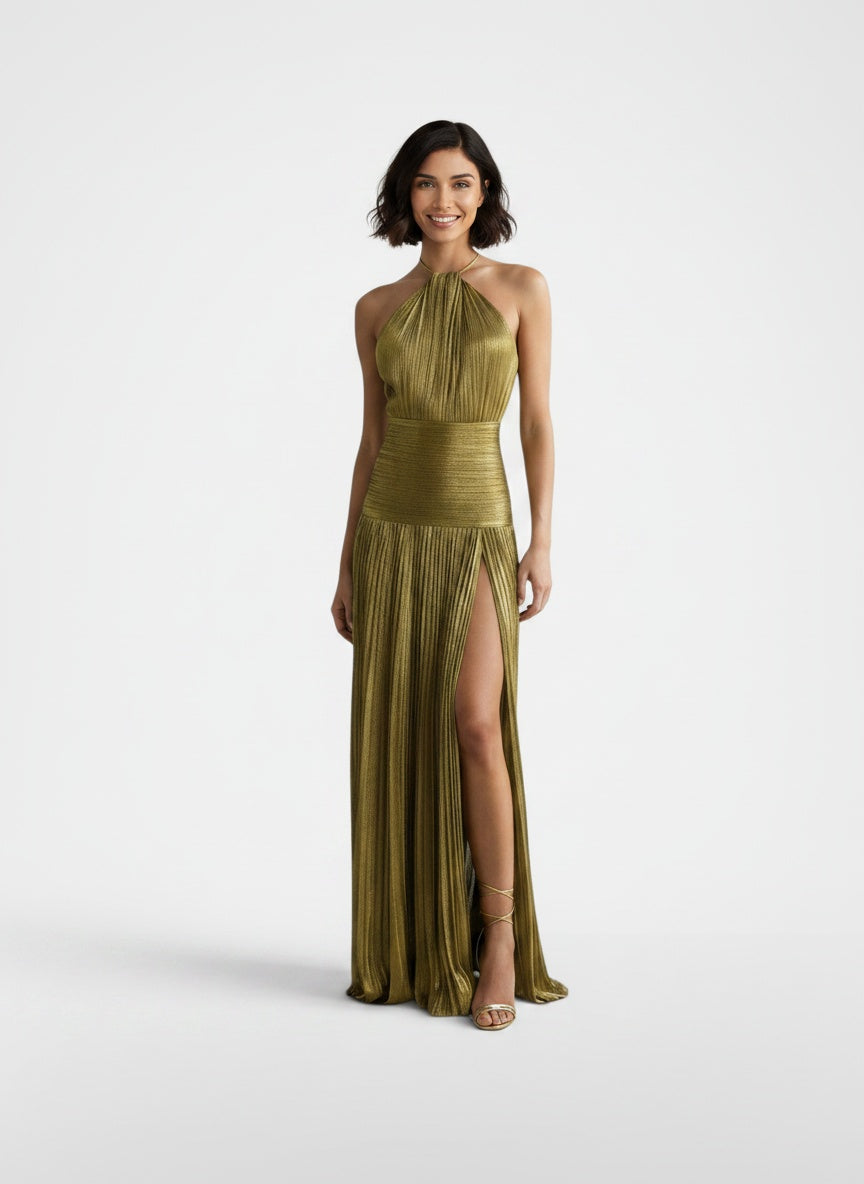 Full body view of the model wearing Vestido Halter Plisado con Abertura