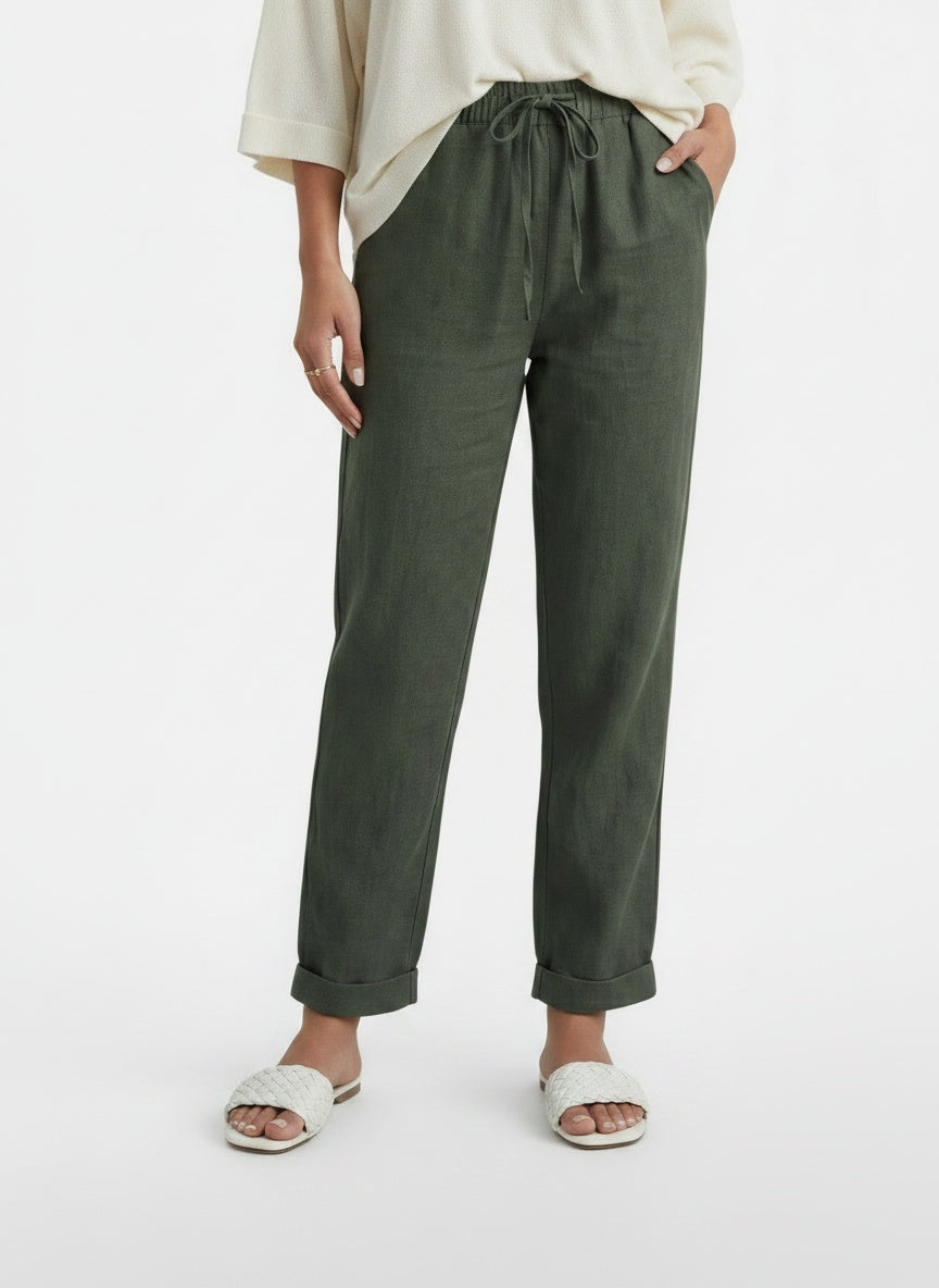 Close-up of the model's lower body wearing Pantalón Lino Mujer Cintura Alta