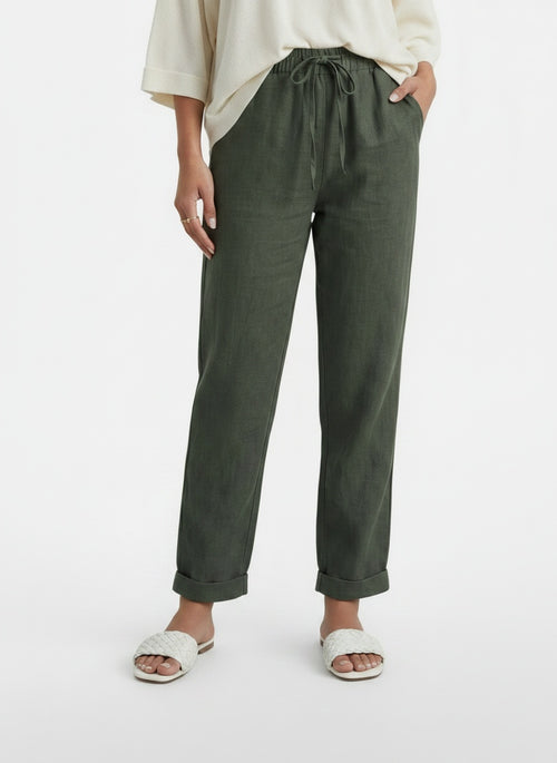 Close-up of the model's lower body wearing Pantalón Lino Mujer Cintura Alta