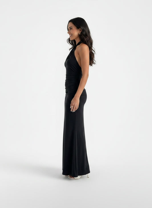Side profile of the model wearing Vestido Largo Halter Elegante Mujer