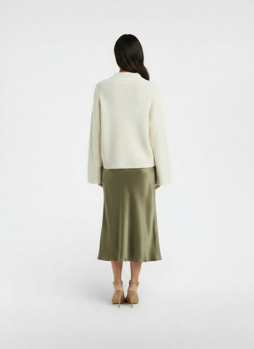 Back pose of the model wearing Falda Satinada Mujer Alta Cintura