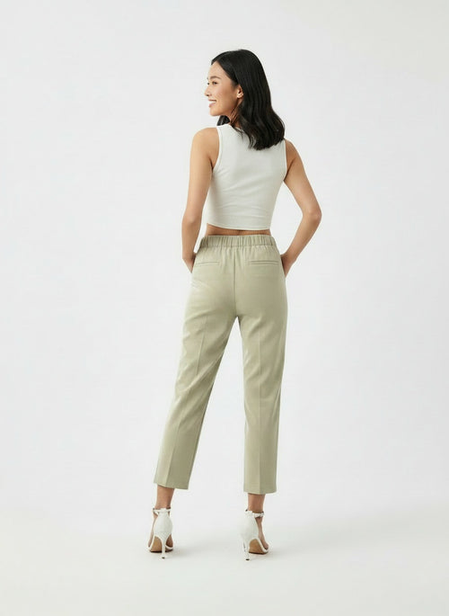 Back pose of the model wearing Pantalón Largo Tobillero para Mujer
