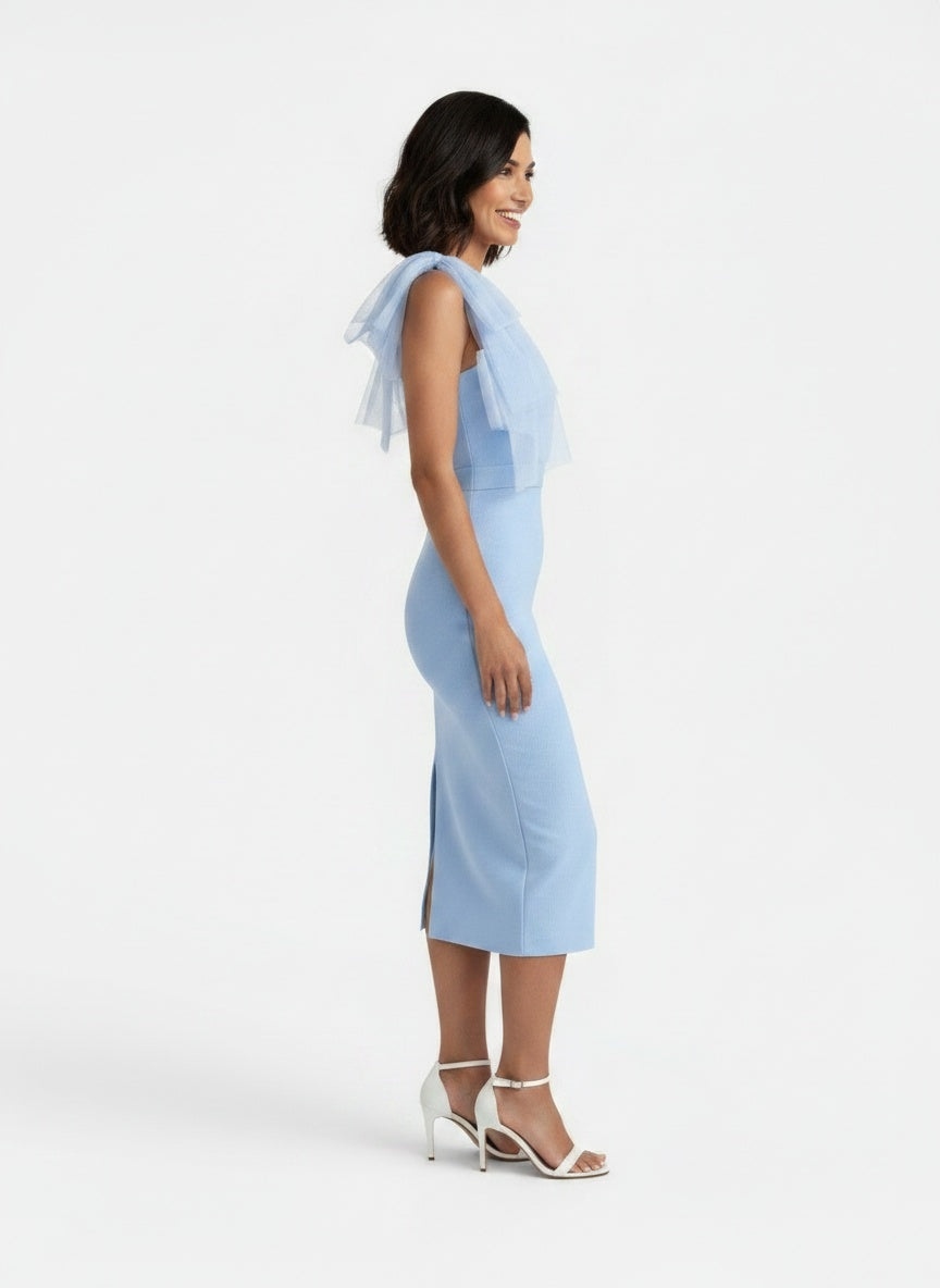 Side profile of the model wearing Vestido Midi Fiesta un Hombro