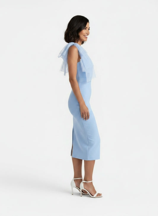 Side profile of the model wearing Vestido Midi Fiesta un Hombro