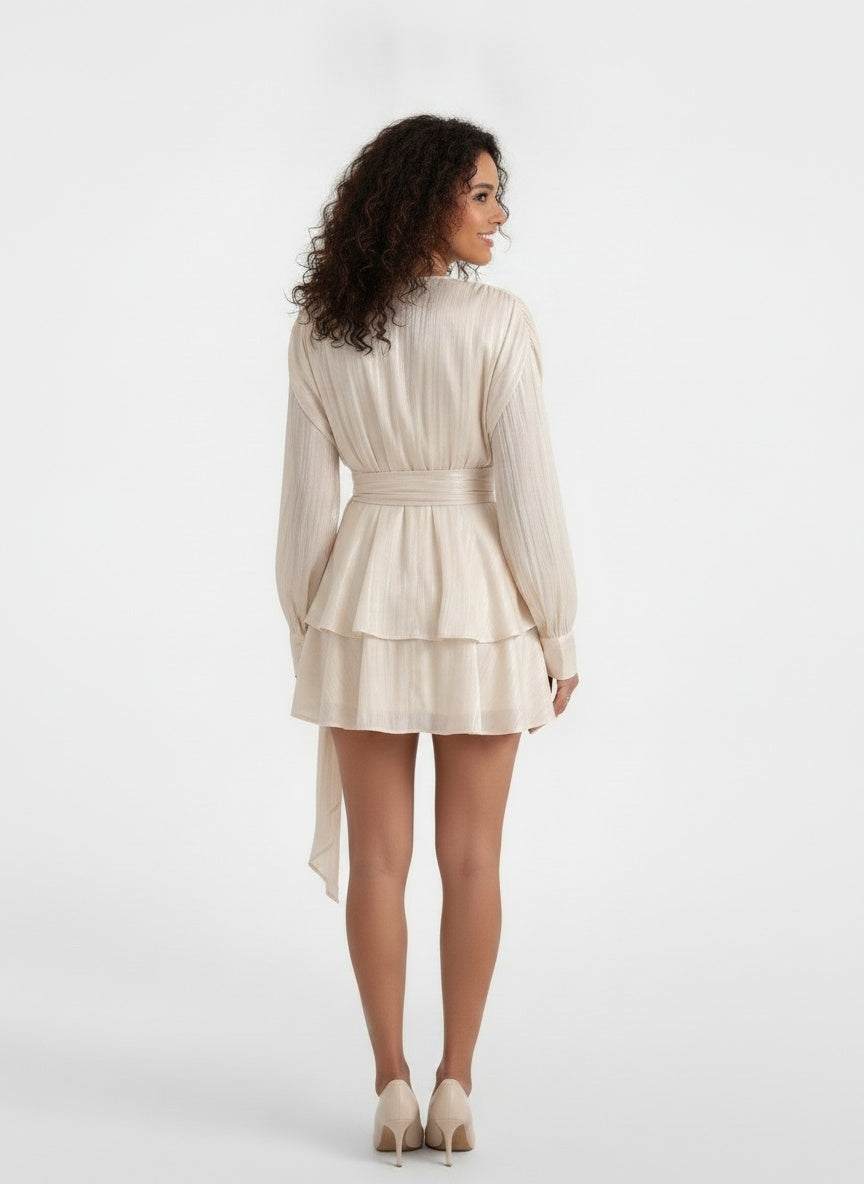 Back pose of the model wearing Vestido Corto Elegante Mujer
