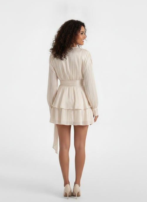 Back pose of the model wearing Vestido Corto Elegante Mujer