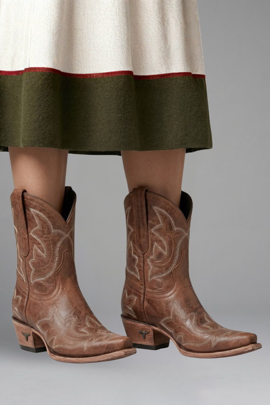 Botas cowboy mujer de caña media con bordado y puntera fina 1