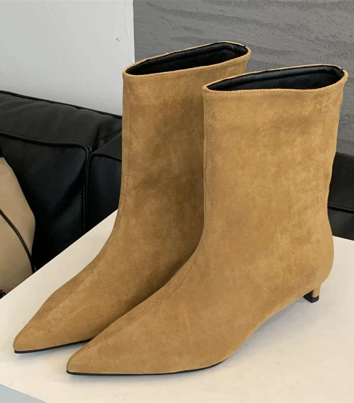 Botas mujer de caña baja con tacón kitten y puntera en punta 3