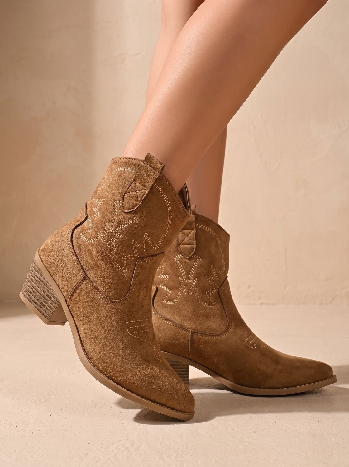 Botines cowboy mujer con bordado y puntera fina 3